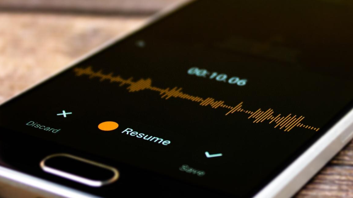 Smartphone screen showing an active audio recording interface with options to discard, resume, or save, symbolizing mobile-based solutions to record Teams calls or manage Teams PSTN call recording sessions.
